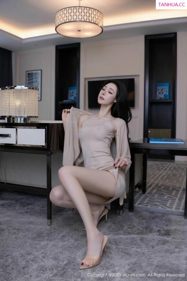 逗逗DouDou  [XiuRen]高清写真图 2025.02.08 No.9858 小逗逗 美腿性感第4张图片